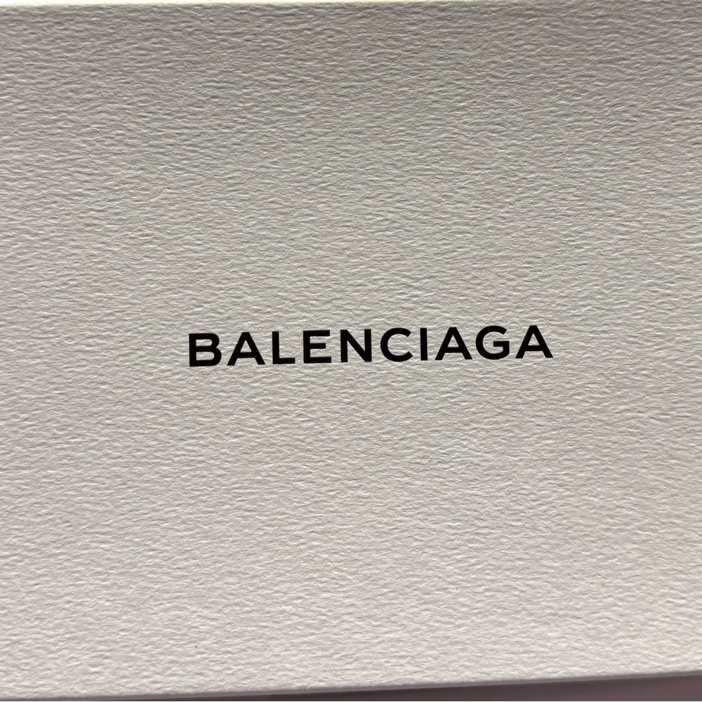 Balenciaga Pink Ruffled Women's Gloves. (M) - Picture 2 of 2